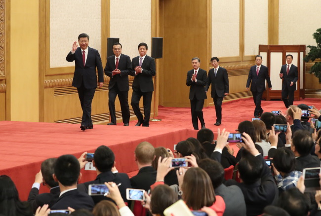<YONHAP PHOTO-2537> (171025) -- BEIJING, Oct. 25, 2017 (Xinhua) -- Xi Jinping, general secretary of the Central Committee of the Communist Party of China (CPC), and the other newly-elected members of the Standing Committee of the Political Bureau of the 19th CPC Central Committee Li Keqiang, Li Zhanshu, Wang Yang, Wang Huning, Zhao Leji and Han Zheng arrive to meet the press at the Great Hall of the People in Beijing, capital of China, Oct. 25, 2017. (Xinhua/Ma Zhancheng) (ry)/2017-10-25 13:42:27/ <저작권자 ⓒ 1980-2017 ㈜연합뉴스. 무단 전재 재배포 금지.>
<YONHAP PHOTO-2537> (171025) -- BEIJING, Oct. 25, 2017 (Xinhua) -- Xi Jinping, general secretary of the Central Committee of the Communist Party of China (CPC), and the other newly-elected members of the Standing Committee of the Political Bureau of the 19th CPC Central Committee Li Keqiang, Li Zhanshu, Wang Yang, Wang Huning, Zhao Leji and Han Zheng arrive to meet the press at the Great Hall of the People in Beijing, capital of China, Oct. 25, 2017. (Xinhua/Ma Zhancheng) (ry)/2017-10-25 13:42:27/ <저작권자 ⓒ 1980-2017 ㈜연합뉴스. 무단 전재 재배포 금지.>