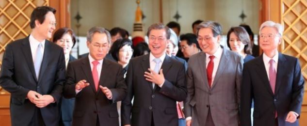 President Moon Jae-in (C) speaks with his four new ambassadors to the United States, Japan, China and Russia after an appointment ceremony held at the presidential office Cheong Wa Dae in Seoul on Oct. 25, 2017. They are (from L) Lee Su-hoon, new chief of mission to Japan; Woo Yoon-keun, new ambassador to Russia; new Ambassador to China Noh Young-min; and new Ambassador to the U.S. Cho Yoon-je. (Yonhap)