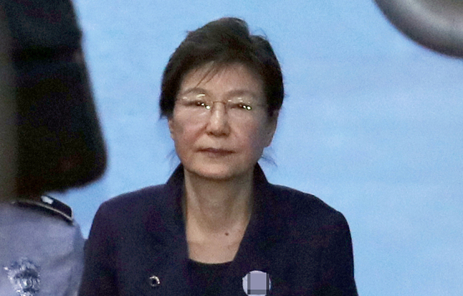 Former President Park Geun-hye leaves the Seoul Central District Court after a hearing on Oct. 16. Yonhap