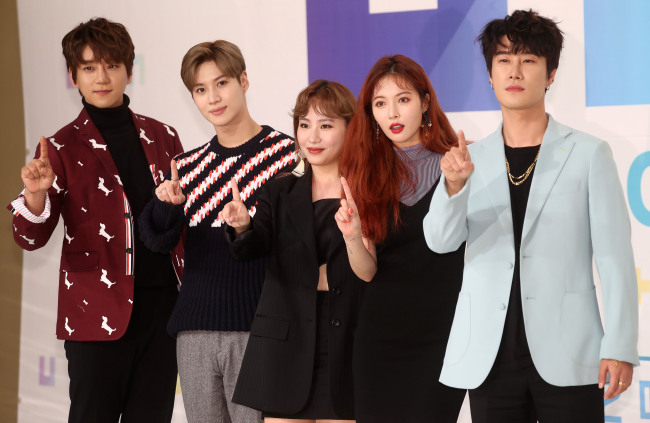From left: Singer Hwang Chi-yeol, Taemin of SHINee, Jo Hyun-ah of R&B trio Urban Zakapa, HyunA and rapper SanE pose during a presentation for KBS’ upcoming audition program “The Unit” in Seoul on Wednesday.
　