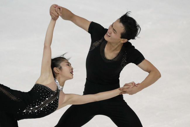 North Korean figure skaters Ryom Tae-ok and Kim Ju-sik compete during the pairs free program at the Figure Skating-ISU Challenger Series on Sept. 29 in Oberstdorf, Germany. Yonhap