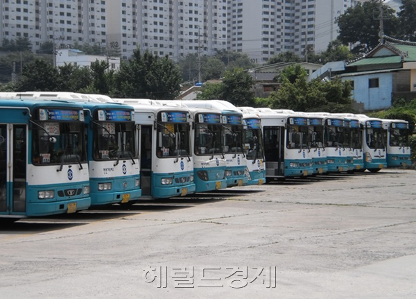 여수와 순천, 광양시를 잇는 광역 시내버스가 내년 1월부터 투입돼 운행된다. 사진은 여수 시내버스 차고지. [사진=박대성 기자 / parkds@heraldcorp.com]