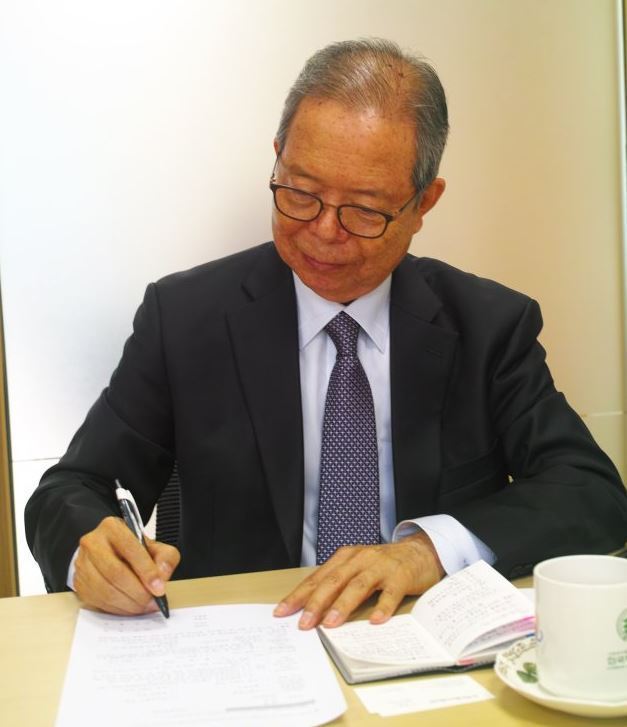 Park Jung-nam, 72, signs an end-of-life care agreement at Kakdang Social Welfare Foundation on Tuesday to confirm he would reject life-prolonging treatment in a severe medical condition. (Yoo Oh-sang/The Herald Business)