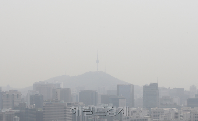 주춤하던 미세먼지가 26일 전국 대부분을 덮쳐 아침 출근길 주의가 요구된다. [사진=헤럴드경제DB]