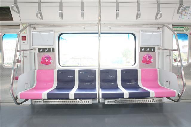 480㎝에 6명이 앉도록 바뀐 지하철 2호선 신조차량.  [제공=서울교통공사]
