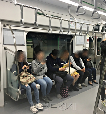 26일 아침 8시 2호선 신조차량 안. 쩍벌남ㆍ다꼬녀 등 옆자리 승객에 불편을 주는 승객을 찾아보기 힘들다. [사진=김유진 기자/kacew@heraldcorp.com]