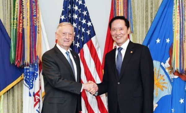 South Korean Defense Minister Song Young-moo (R) and his American counterpart James Mattis shake hands during their talks at the Pentagon on Aug. 30, 2017, in this photo provided by Song's ministry. (Yonhap)