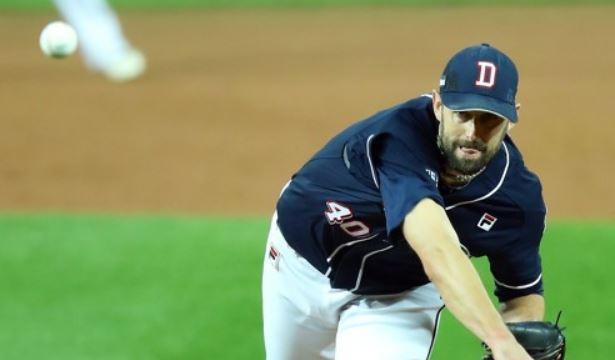 Dustin Nippert of the Doosan Bears throws a pitch against the Kia Tigers in the bottom of the fifth inning in Game 1 of the Korean Series at Gwangju-Kia Champions Field in Gwangju on Oct. 25, 2017. (Yonhap)