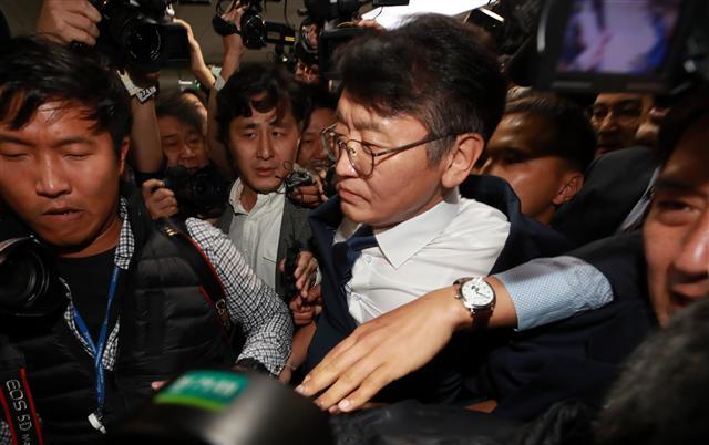 고대영 KBS 사장이 26일 오전 국회에서 열린 과학기술정보방송통신위원회에 참석하며 심한 몸싸움 속에 감사장으로 향하고 있다.  [연합뉴스]