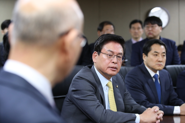 자유한국당 정우택 원내대표 등 방송장악저지투쟁위원들이 26일 오전 정부과천청사 방송통신위원회를 항의 방문해 이효성 방송통신위원장을 면담하고 있다.[사진=연합뉴스]
자유한국당 정우택 원내대표 등 방송장악저지투쟁위원들이 26일 오전 정부과천청사 방송통신위원회를 항의 방문해 이효성 방송통신위원장을 면담하고 있다.[사진=연합뉴스]
