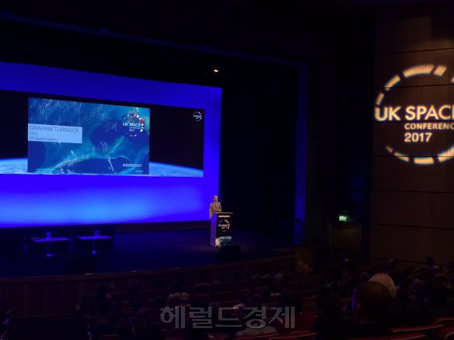 지난 6월 영국 맨체스터에서 열린 ‘UK 우주 컨퍼런스 2017’에서 그레이엄 터록 영국 우주청 CEO은 “전 지구적인 문제를 해결하기 위한 혁신적인 파트너십을 구축하는 것이 중요하다”고 강조했다.[사진=헤럴드경제]