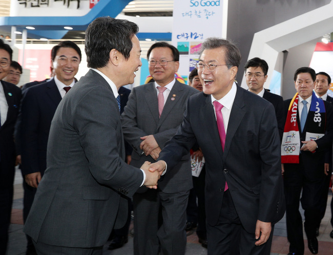 남경필 경기지사가 26일 전남 여수세계엑스포에서 열린 제5회 대한민국 지방자치 박람회에서 문재인대통령을 만나 반갑게 악수하고있다.[사진제공=경기도]
남경필 경기지사가 26일 전남 여수세계엑스포에서 열린 제5회 대한민국 지방자치 박람회에서 문재인대통령을 만나 반갑게 악수하고있다.[사진제공=경기도]