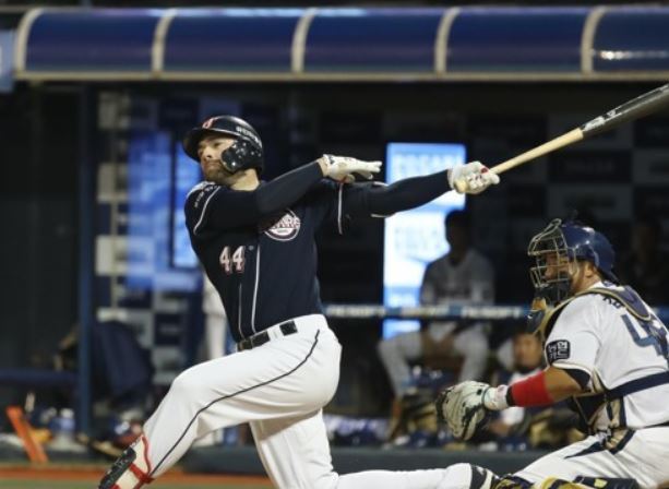 In this file photo taken Oct. 20, 2017, Nick Evans of the Doosan Bears goes down swinging against the NC Dinos with the bases loaded at the top of the sixth inning in Game 3 of their Korea Baseball Organization postseason series at Masan Stadium in Changwon, South Gyeongsang Province. (Yonhap)