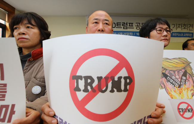 Activists from an association of 220 left-wing civic groups hold up placards that express their opposition to US President Donald Trump’s upcoming visit to Korea scheduled for Nov. 7-8, during a press briefing in central Seoul, Thursday. (Yonhap)