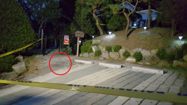 윤송이 엔씨소프트 사장의 부친(68)이 26일 오전 경기도 양평군 자택 인근에서 숨진 채 발견돼 경찰이 수사에 나섰다. 사진은 출입이 통제된 숨진 윤씨 자택 앞. 집 앞 주차장 바닥에 혈흔이 남아있다. [제공=연합뉴스]