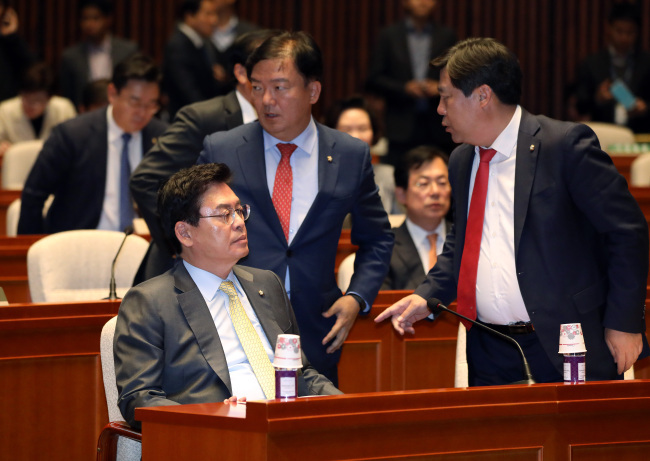 26일 서울 여의도 국회에서 열린 자유한국당 의원총회에 정우택 원내대표 등이 입장하고 있다.[사진=연합뉴스]