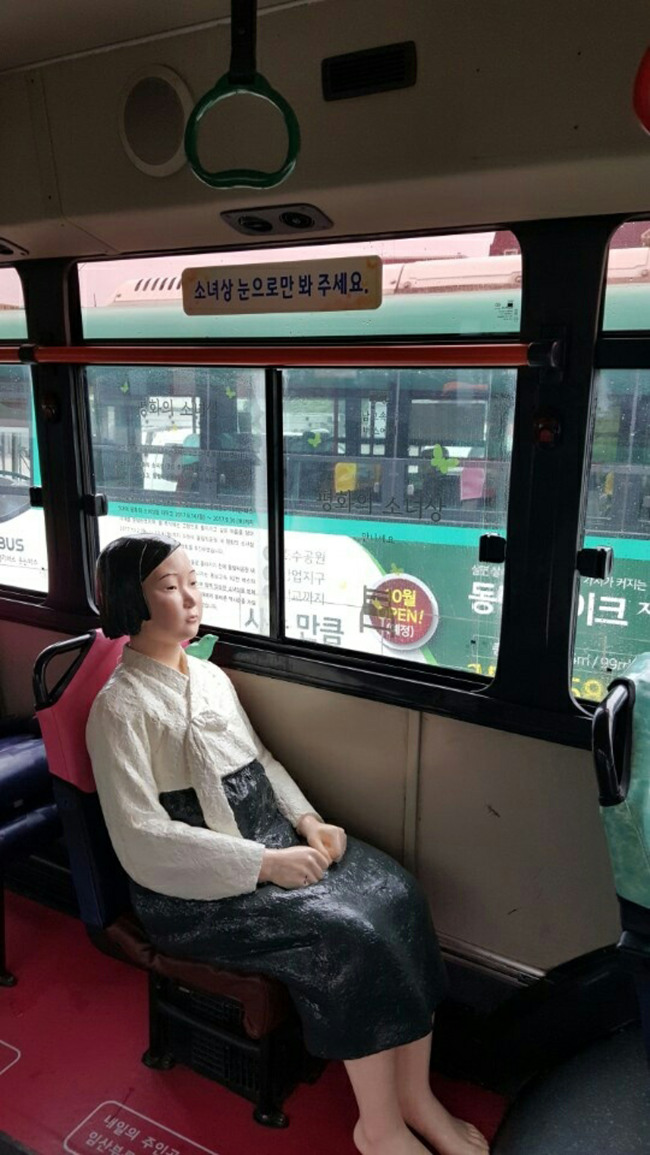 수원 용남고속 92번 버스에 설치 운행한 ‘버스 탄 소녀상’[사진제공=성남시]
수원 용남고속 92번 버스에 설치 운행한 ‘버스 탄 소녀상’[사진제공=성남시]
