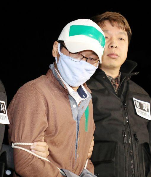 27일 오전 엔씨소프트 윤송이 사장 부친 살해 용의자로 지목된 A(41)씨가 경기도 양평군 양평경찰서로 압송되고 있다. [연합뉴스]