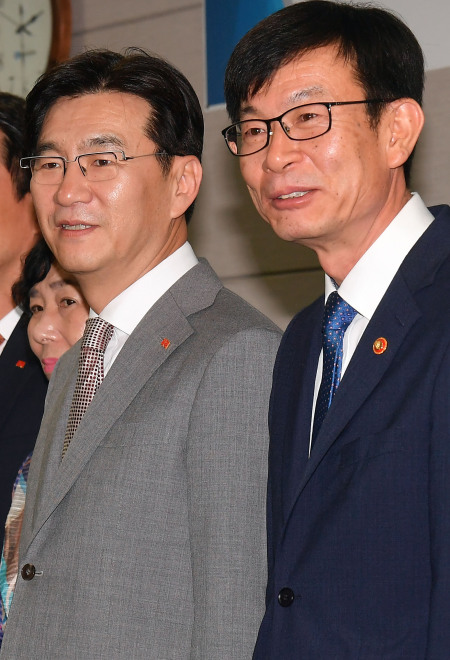 지난 7월 서울 중구 대한상공회의소에서 공정거래위원회-한국프랜차이즈협회간 간담회가 열린 가운데 박기영 프랜차이즈산업협회장과 김상조 공정거래위원장이 함께 이야기를 나누고 있다. [사진제공=연합뉴스]