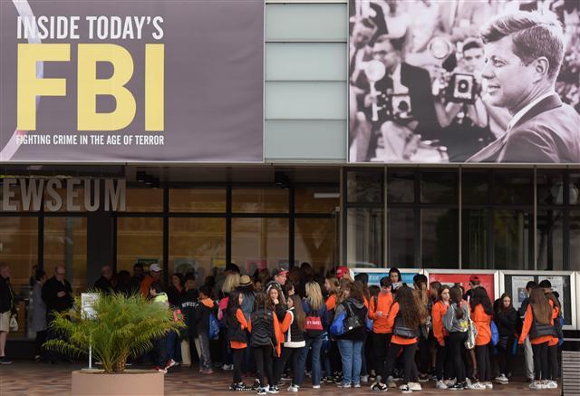 <YONHAP PHOTO-1038> (171026) -- WASHINGTON, Oct. 26, 2017 (Xinhua) -- Visitors line under a poster of former U.S. President John F. Kennedy to enter the Newseum in Washington D.C., the United States, on Oct. 26, 2017. The U.S. National Archives is set to release on Thursday the previously classified files related to former President John F. Kennedy's assassination more than half a century ago. (Xinhua/Yin Bogu)/2017-10-27 06:11:37/ <저작권자 ⓒ 1980-2017 ㈜연합뉴스. 무단 전재 재배포 금지.>