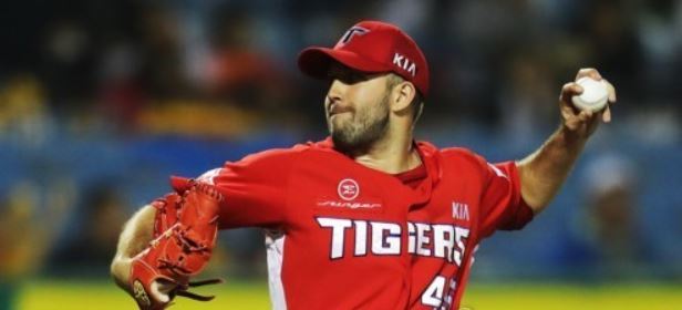 In this file photo taken Sept. 29, 2017, Pat Dean of the Kia Tigers throws a pitch against the Hanwha Eagles in their Korea Baseball Organization regular season game at Hanwha Life Eagles Park in Daejeon. (Yonhap)
