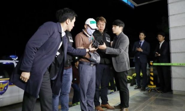 A 41-year-old murder suspect surnamed Heo (C) fields reporters' questions before entering Yangpyeong Police Station in Yangpyoeng, Gyeonggi Province, on Oct. 27, 2017, over an investigation of the murder of NCsoft President Yoon Song-yee's father. (Yonhap)