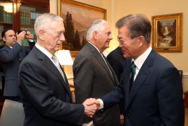In this file photo, taken July 1, 2017, South Korean President Moon Jae-in (R) shakes hands with U.S. Secretary of Defense James Mattis before the start of his bilateral summit with U.S. President Donald Trump at the White House. (Yonhap)