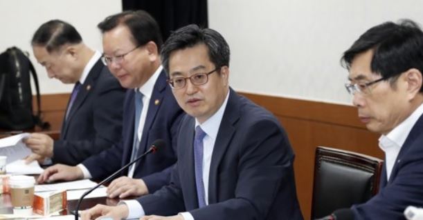 South Korea's Finance Minister Kim Dong-yeon (2nd from R) speaks at a ministerial meeting in Seoul on Oct. 27, 2017. (Yonhap)
