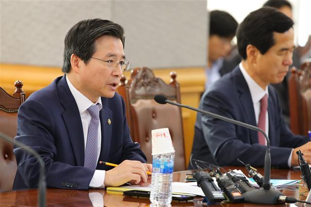 김용범 금융위원회 부위원장이 27일 오전 서울 명동 은행회관에서 열린 가계대출 동향 점검회의에서 시중은행 여신 담당 부행장들에게 과도한 대출금리 인상 자제를 당부했다. [사진제공=연합뉴스]