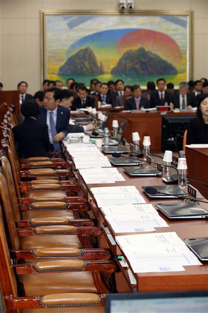 27일 국회에서 열린 정무위원회 국정감사가 국정감사 보이콧을 결정한 자유한국당 의원들의 불참으로 진행되지 못하고 있다.  [연합뉴스]