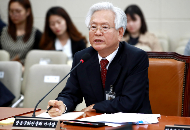 고영주 방송문화진흥회 이사장이 27일 국회 과학기술정보방송통신위원회에서 열린 방송문화진흥회, 한국방송광고진흥공사 등에 대한 국정감사에서 질의에 답하고 있다.[사진=연합뉴스]
고영주 방송문화진흥회 이사장이 27일 국회 과학기술정보방송통신위원회에서 열린 방송문화진흥회, 한국방송광고진흥공사 등에 대한 국정감사에서 질의에 답하고 있다.[사진=연합뉴스]