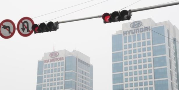 A traffic light turns red near the headquarters buildings of Hyundai Motor Co. and its affiliate Kia Motors Corp. in this photo taken on Sept. 10, 2017. (Yonhap)