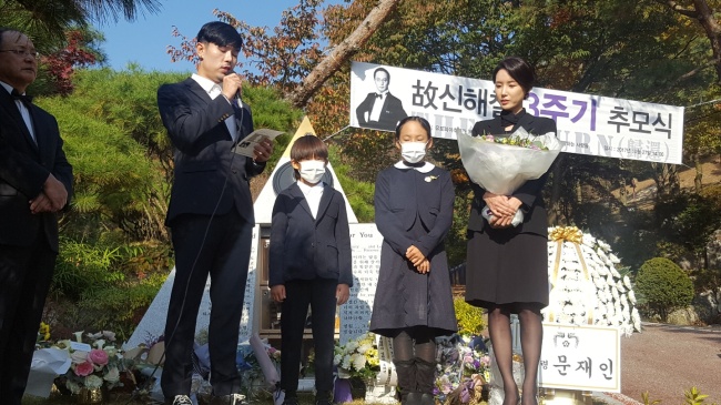 From left: Shin Hae-chul’s former bandmate Lee Hyun-sub, the son and daughter of Shin and his wife Yoon Won-hee sing the rock star’s hit “The Dream of Freshwater Eel” at Utopia Memorial Hall on Friday. (Hong Dam-young/Korea Herald)
　