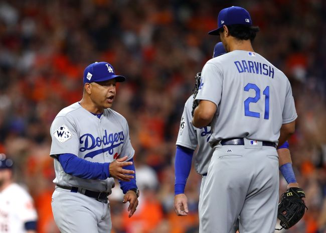 2017 메이저리그 월드시리즈 3차전에서 데이브 로버츠(사진 좌측) LA다저스 감독이 2회 마운드에 올라와 부진한 모습을 보인 다르빗슈 유(31, 사진 우측)를 강판하고 있다. [출처=AFP 연합]
Dave Roberts #30 of the Los Angeles Dodgers walks to the mound to pull pitcher Yu Darvish #21 during the second inning against the Houston Astros in game three of the 2017 World Series at Minute Maid Park on October 27, 2017 in Houston, Texas.