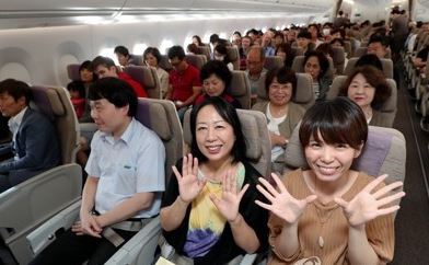 An airplane departing from Incheon International Airport to Japan's Osaka is full of passengers on Sept. 29, 2017, ahead of the long-haul Chuseok holiday. (Yonhap)
