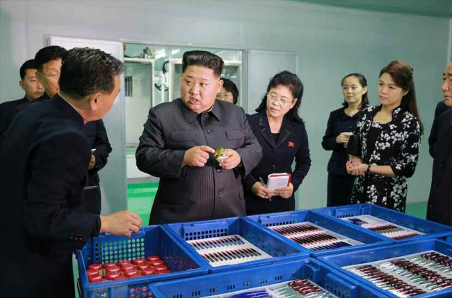 North Korean leader Kim Jong-un speaks during his visit to a cosmetics factory in Pyongyang, the North's Rodong Sinmun reported Oct. 29, 2017. (Yonhap)