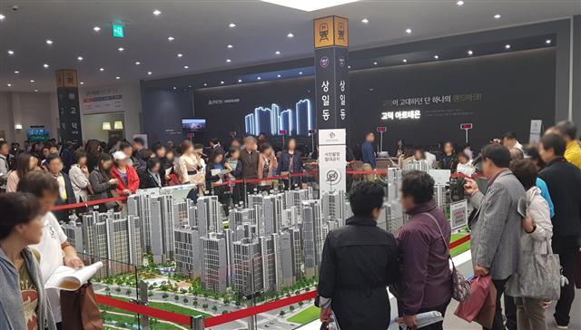 강남권 최대 재건축 조합 사업 물량으로 관심을 모은 ‘고덕 아르테온’ 견본주택은 주말 3일 동안 4만2000여명이 방문했다. 저렴한 분양가로 시세 차익을 기대한 수요자들이 많이 몰린 것으로 보인다.  [제공=현대건설]