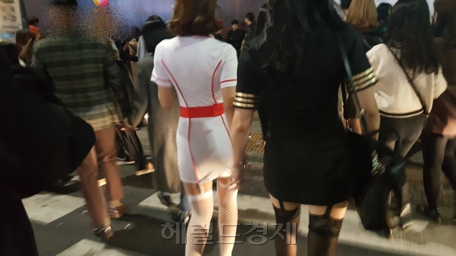 핼러윈을 맞이한 28일 홍대. 간호사 복장을 변형한 핼러윈 복장을 입은 모습.