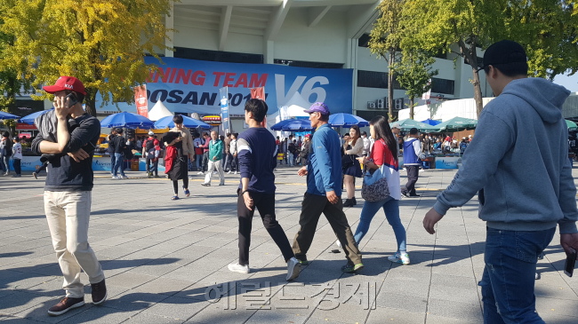 28일 잠실구장 주변에서 암표상 단속이 이뤄지고 있다. [사진=김진원 기자/jin1@heraldcorp.com]