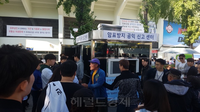 28일 잠실구장 주변에서 암표상 단속이 이뤄지고 있다. [사진=김진원 기자/jin1@heraldcorp.com]