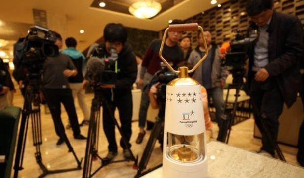 A safety lamp that will be used during the air transportation of the PyeongChang 2018 flame is displayed at a hotel in Athens on Oct. 29, 2017. (Yonhap)