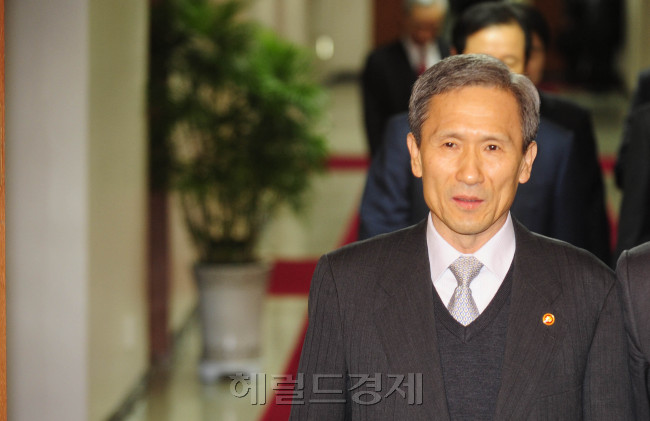 2011년 1월 25일 오전 김관진 당시 국방장관이 서울 세종로 정부중앙청사에서 열린 국무회의에 참석하기 위해 국무회의실로 들어서고 있다. [사진=박해묵 기자/mook@heraldm.com]