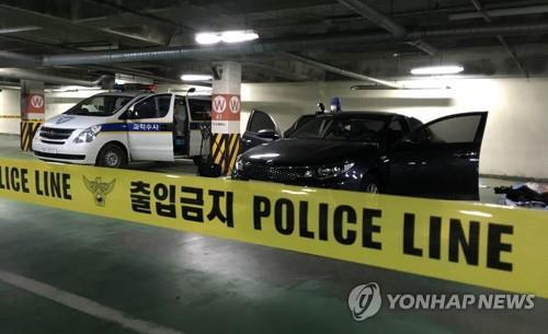 지난 26일 경찰 관계자들이 강원도 횡성군 둔내면 소재 콘도 주차장에 주차된 K5 차량 트렁크에서 이 사건 용의자의 계부인 C(57)씨의 시신을 발견, 현장 조사를 하고 있다. (사진=연합뉴스)