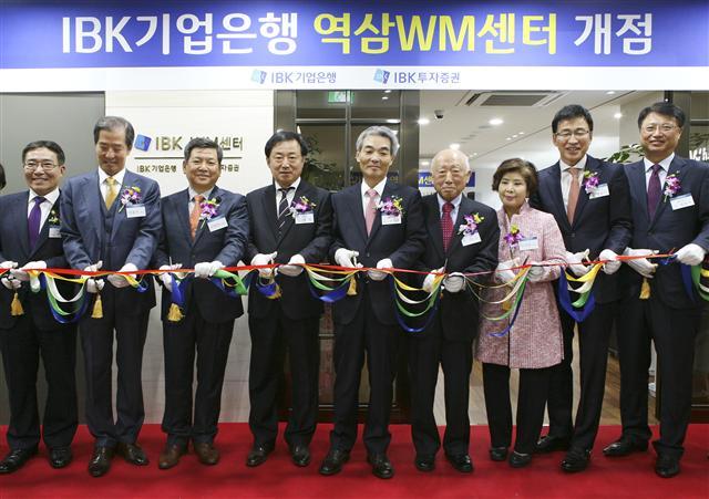 IBK기업은행은 지난 27일 서울시 강남구 역삼동에 은행과 증권을 결합한 복합점포인 ‘역삼 WM센터’를 개점했다.