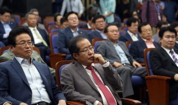 Hong Joon-pyo (second from L), head of the main opposition Liberty Korea Party, attends an emergency meeting of party lawmakers at the National Assembly in Yeouido, Seoul, on Sept. 2, 2017, where the party decided to boycott the ongoing regular session of the National Assembly. (Yonhap)