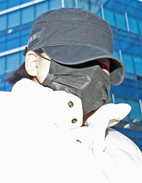 구속영장이 한 차례 기각된 이영학의 중학생 딸이 30일 오전 서울 도봉구 서울북부지법에서 열린 두 번째 영장실질심사(구속 전 피의자 심문)에 출석하기 위해 법정으로 향하고 있다. 이영학의 딸은 지난 12일 첫번째 영장심사에서 증거인멸이나 도주 우려가 없으며 청소년이라는 이유로 영장이 기각된 바 있다.  [연합뉴스]