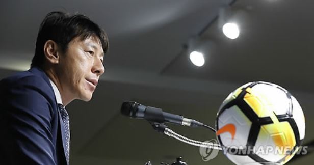 South Korean men's football head coach Shin Tae-yong speaks at a press conference at the Korea Football Association headquarters in Seoul on Oct. 30, 2017, announcing his 23-man roster for two friendlies in November. (Yonhap)