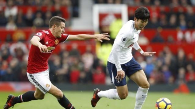 In this Associated Press photo taken Oct. 28, 2017, Son Heung-min of Tottenham Hotspur (R) gets away from Manchester United's Ander Herrera during an English Premier League match at Old Trafford, in Manchester, England. (Yonhap)