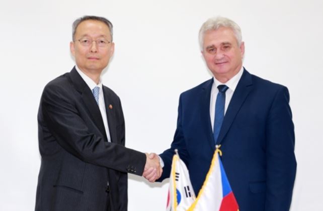 Paik Un-gyu, South Korean minister of trade, industry and energy, (L) shakes hands with Milan Stech, president of the Senate of the Czech Republic, after their meeting in a government complex in Seoul on Oct. 30, 2017, in this photo provided by the ministry. (Yonhap)