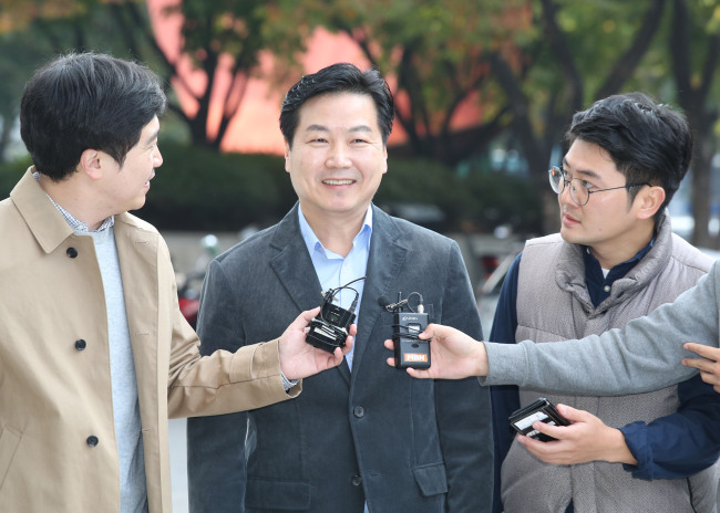 Minister of SMEs and Startups nominee Hong Jong-haak (center) speaks to reporters in Seoul on Oct. 25. Yonhap